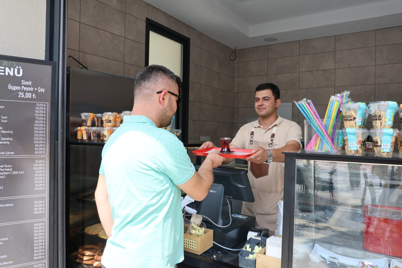 İzmit’teki bu kafede çay simit peynir 25 TL