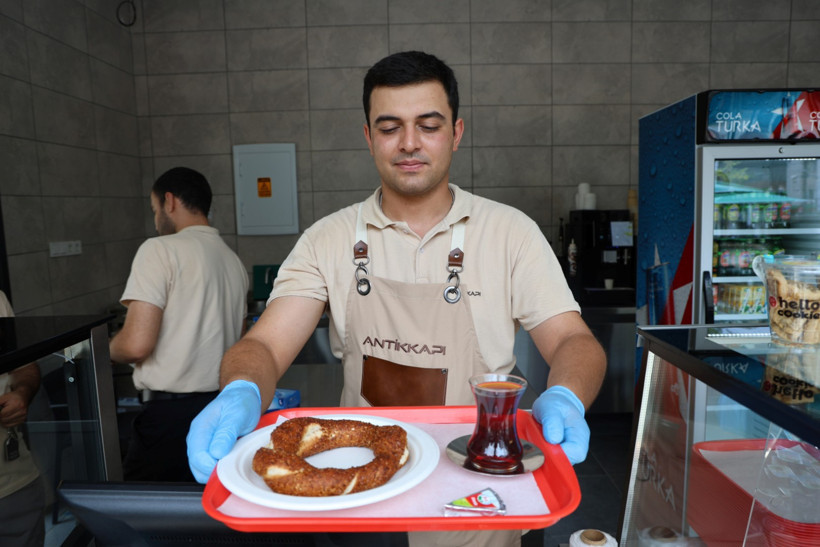 İzmit’teki bu kafede çay simit peynir 25 TL
