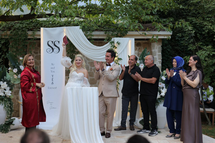Serkan Güyük ve Sinem Gencel muhteşem bir törenle evlendi