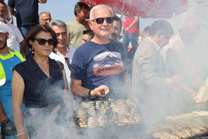 Kocaeli’de binlerce balık ekmek dağıtıldı