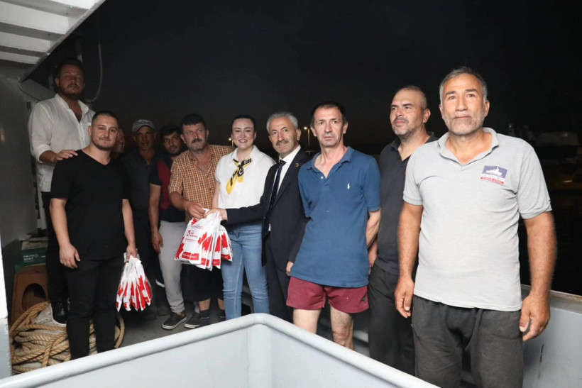 İzmit Belediyesi Ahmet Çalık’ın ev sahipliğindeki törende önlük dağıttı