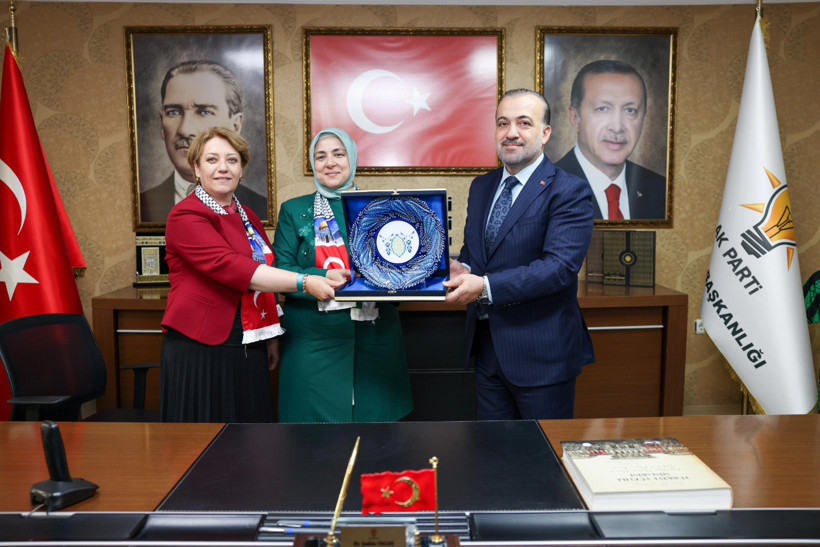 AKP'li kadınlar Filistin için balon uçurdu