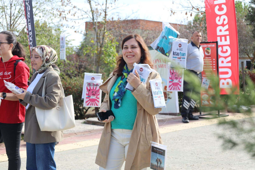 Kocaeli Üniversitesi’nde ağaçlar kitapla doldu