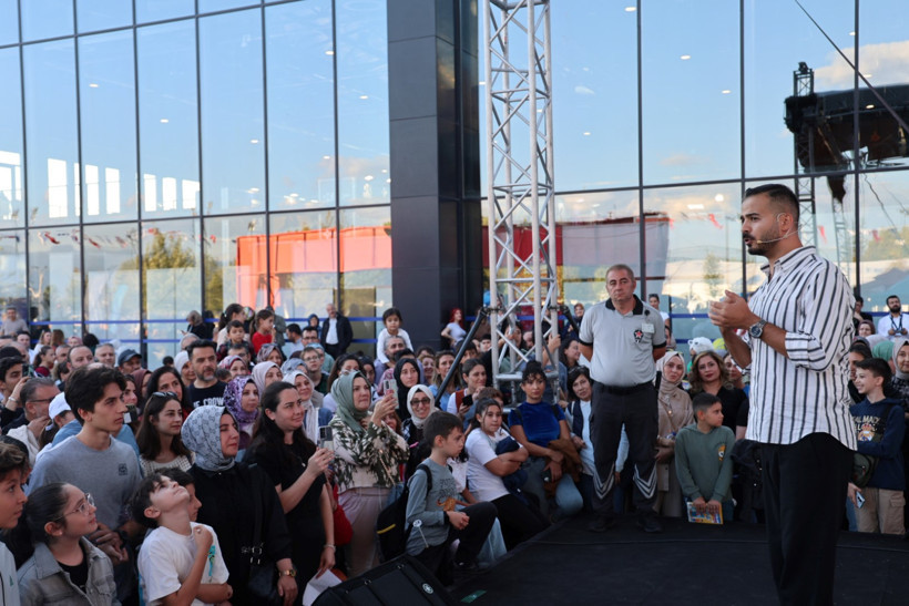 Doğancan Özadlı, Kitap Fuarı’nda sevenleriyle buluştu