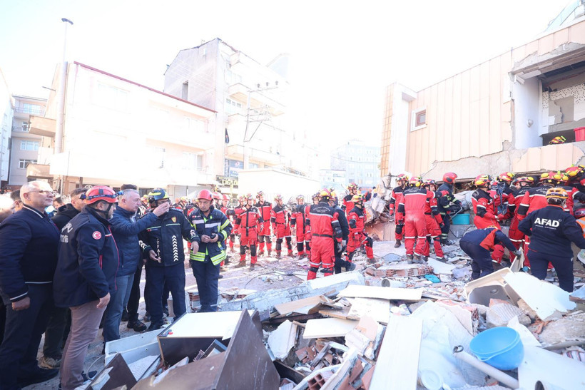 Gebze’de çöken binanın çevresindeki 9 aile tahliye edildi