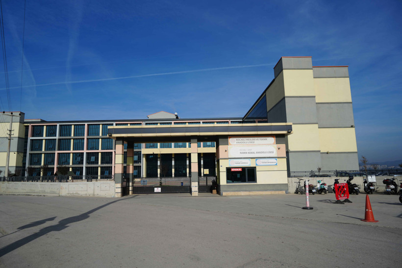 İzmit'te çocukları Allah korudu! Lise bahçesine mermi düştü