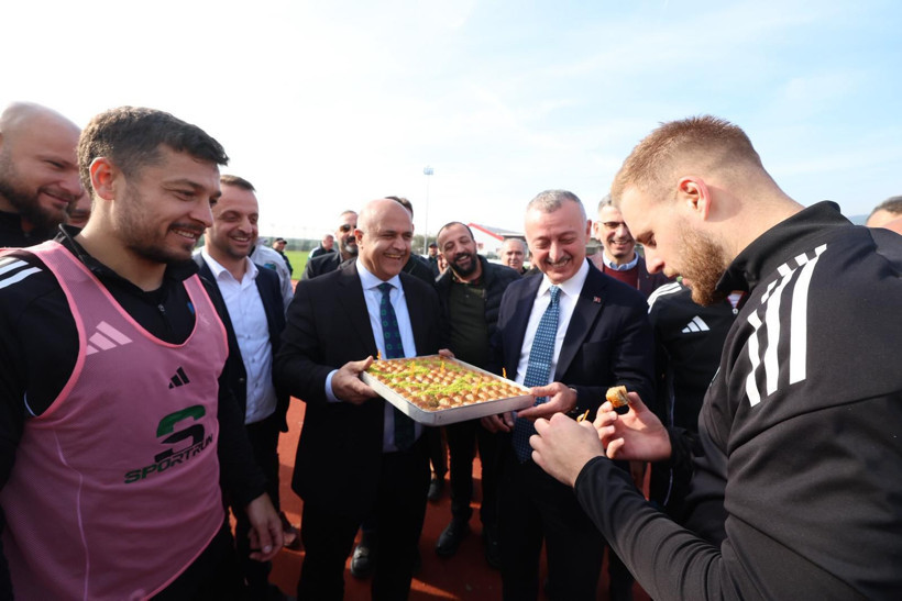 Kocaelisporlu futbolculara Büyükakın'dan baklavalı sürpriz ziyaret!