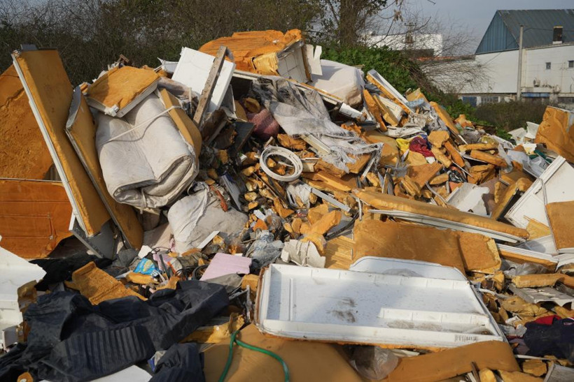 Bu pislik kaldırılsın: İzmit'te açık hava çöplüğü!