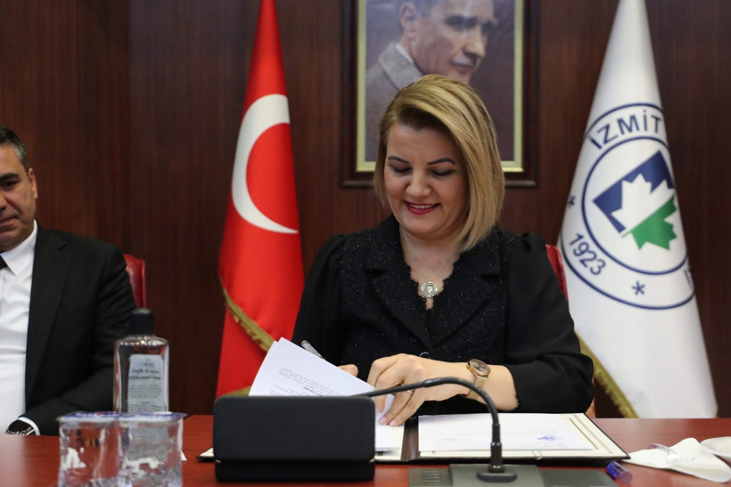 İmzalar atıldı. İşte İzmit Belediyesi iş&ccedil;isinin promosyonu