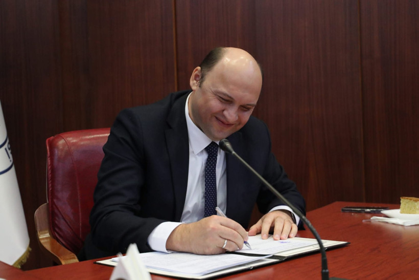 İmzalar atıldı. İşte İzmit Belediyesi iş&ccedil;isinin promosyonu