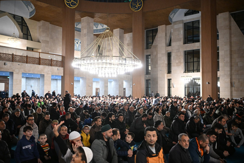 Kartepe Meydanı&rsquo;ndaki cami ilk teravih ile ibadete a&ccedil;ıldı