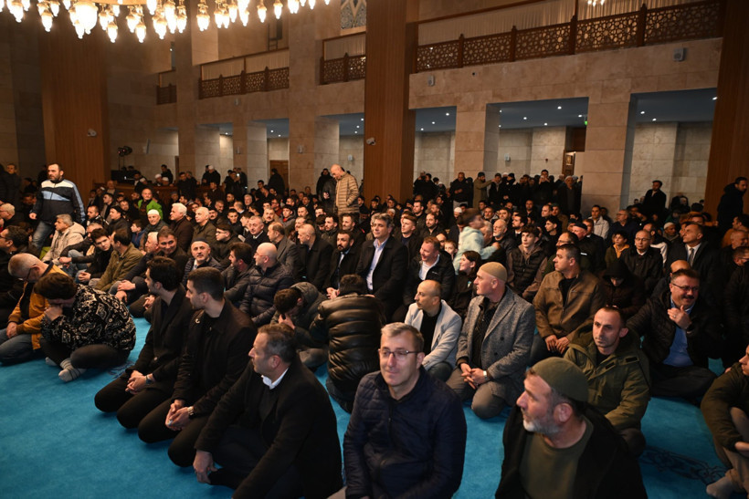 Kartepe Meydanı&rsquo;ndaki cami ilk teravih ile ibadete a&ccedil;ıldı