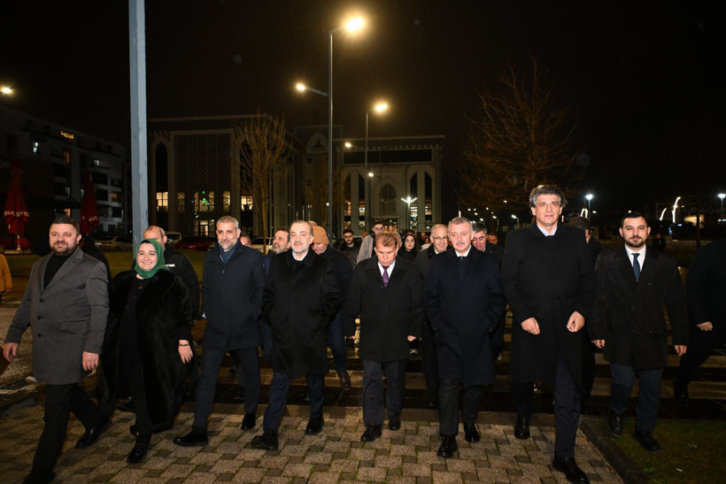Kartepe Meydanı&rsquo;ndaki cami ilk teravih ile ibadete a&ccedil;ıldı