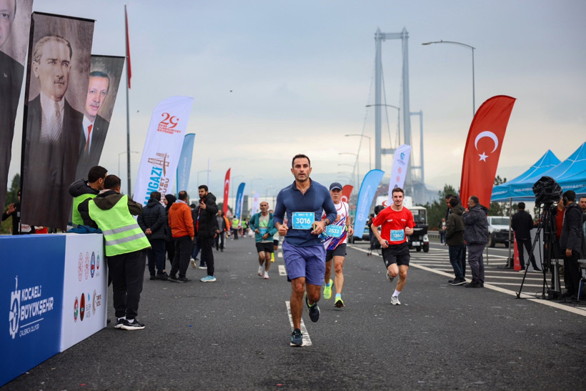 Osmangazi Köprüsü’nde Cumhuriyet coşkusu: 6 bin 500 kişi koştu