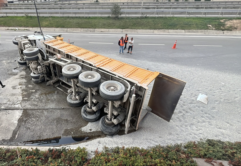 Kocaeli’de mıcır yüklü kamyon devrildi
