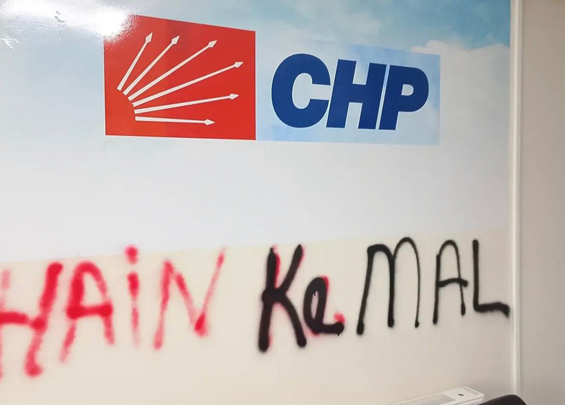 Tartışma &ccedil;ıkaran yazılar CHP K&ouml;rfez&rsquo;de o g&ouml;r&uuml;nt&uuml;ler duruyor!