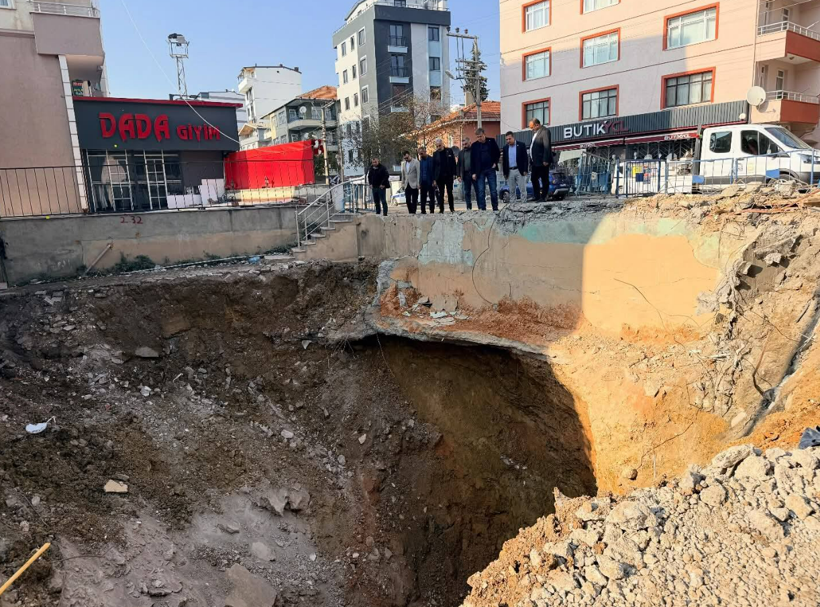 Yıldızlı ve Orhan Gebze'de çöken binanın enkazına gitti