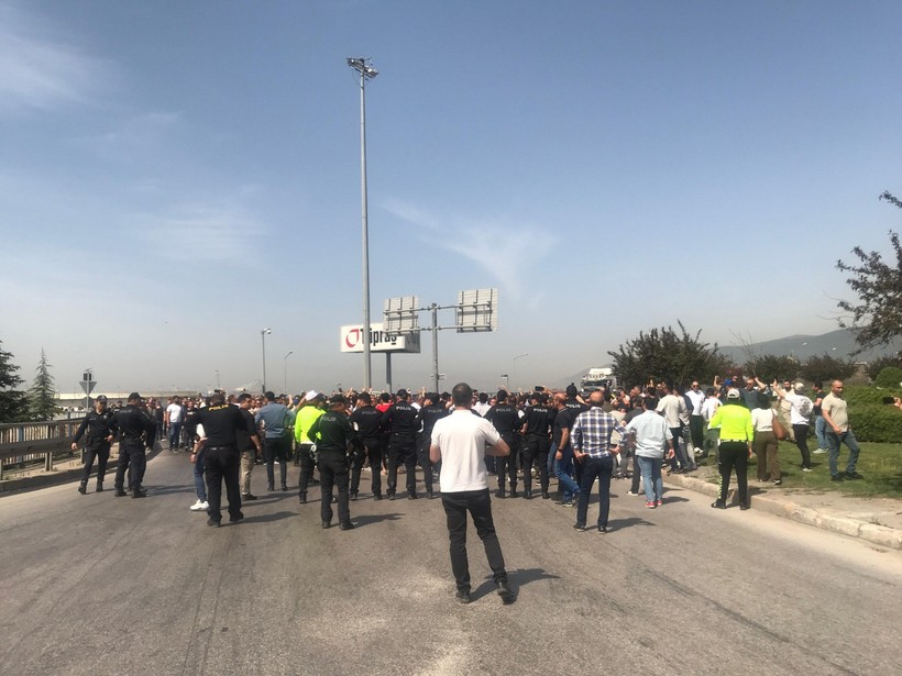 Biber gazlı müdahale: TÜPRAŞ’ta polis ve işçi burun buruna! E-5 bağlantısı kapatıldı!