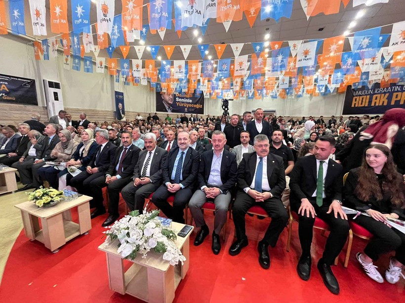 Ne cemiyetine katıldı ne selam verdi
