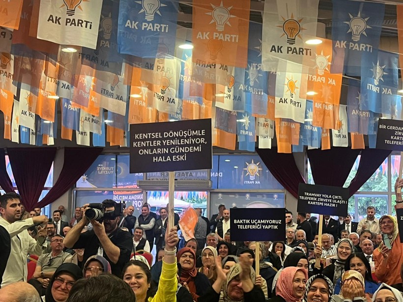 AKP Kartepe’den pankartlı gövde gösterisi