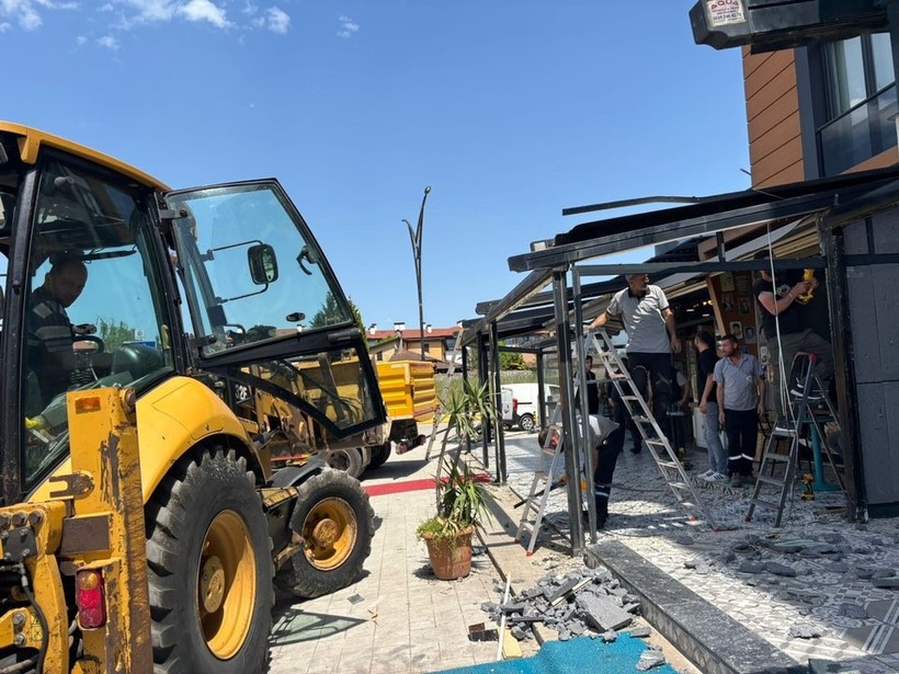 Kartepe'de ruhsatsız iş yerlerine acımadılar!