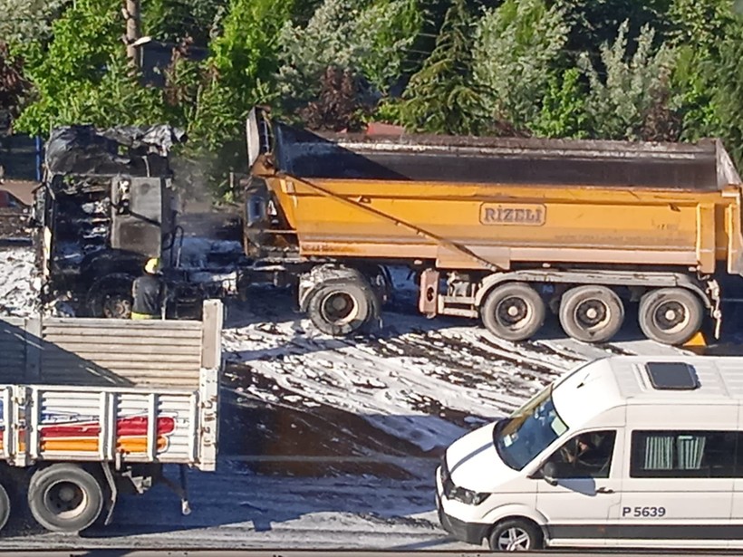 Seyir halindeki TIR'da yangın çıktı