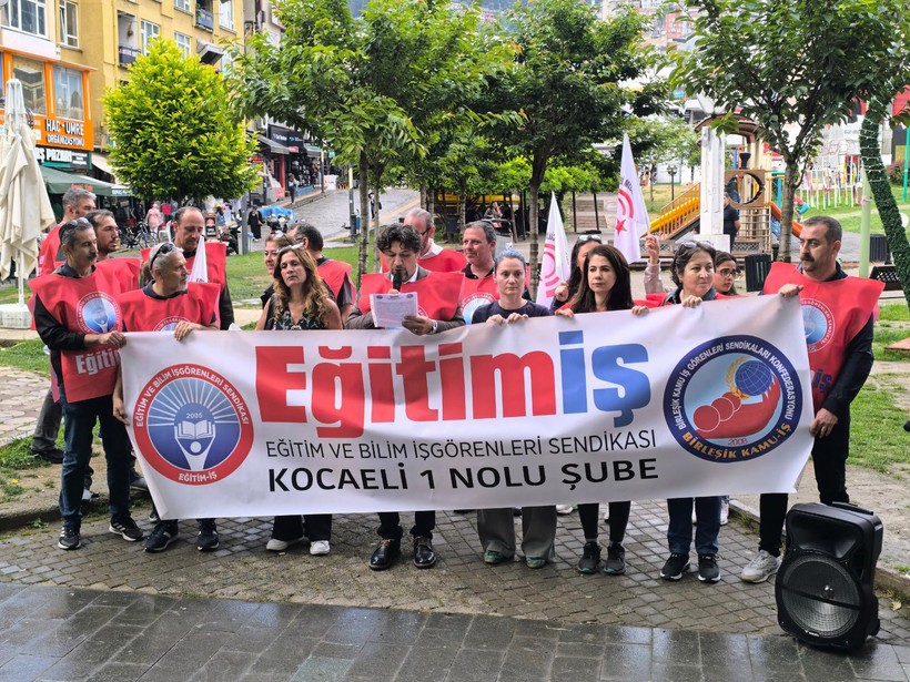 Dernekler hadsiz profesöre tepki için toplandı!