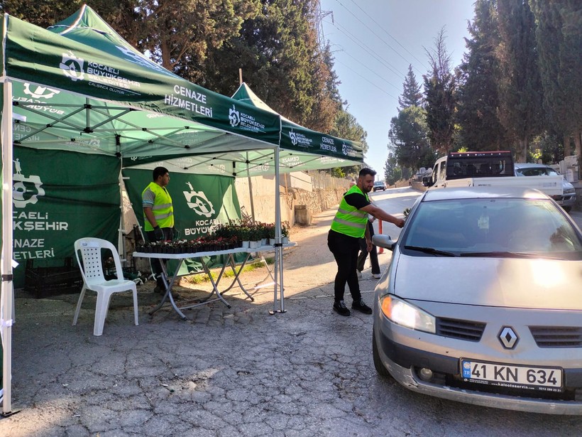 Büyükşehir'den mezarlıklarda karanfil