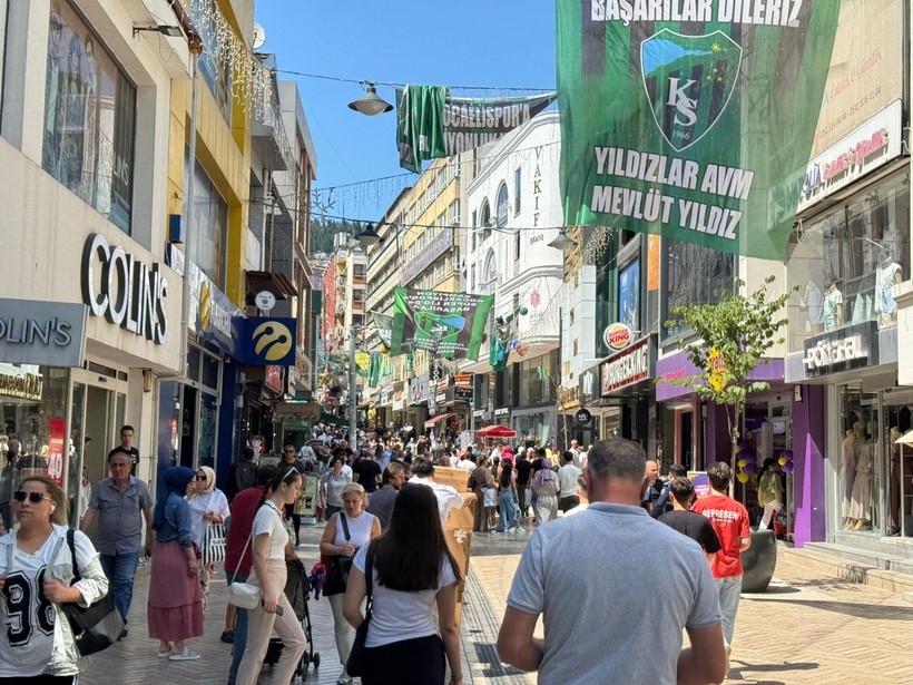 İzmit’te bayram izdihamı: Sokaklar tıklım tıklım