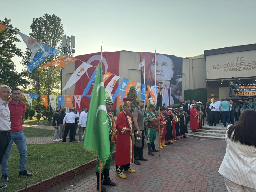 AKP Gölcük’ten mehterli karşılama