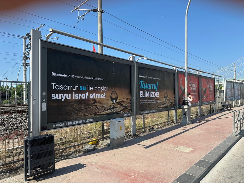 Kocaeli’de dikkat çeken isimsiz afişler