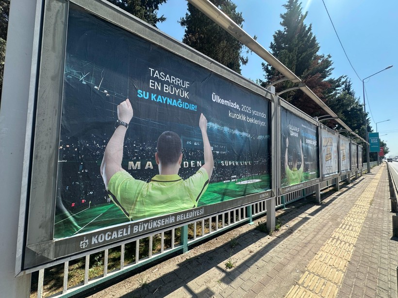 Kocaeli’de dikkat çeken isimsiz afişler