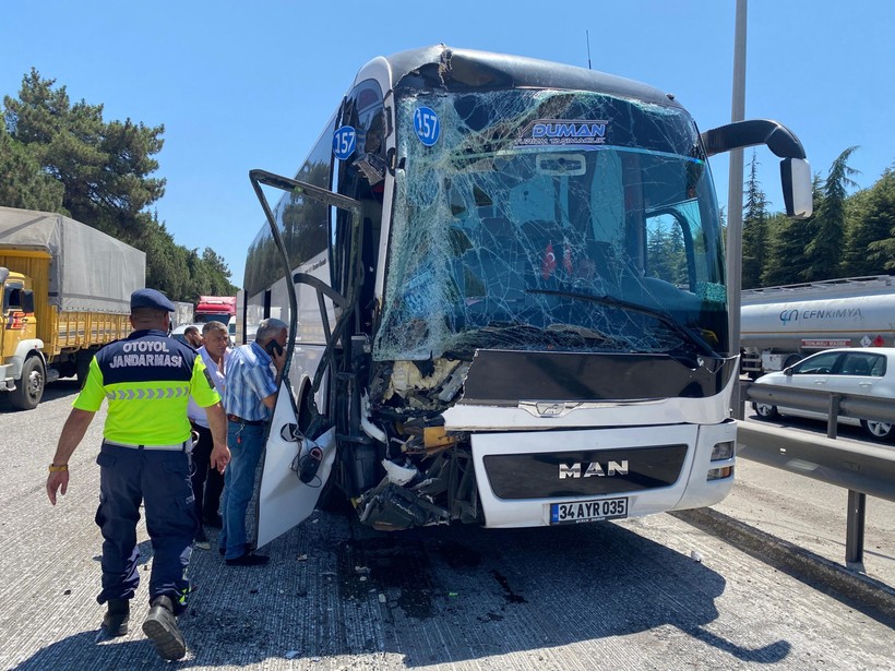 Kocaeli’de TIR ve yolcu otobüsü kazaya karıştı: Yaralılar var
