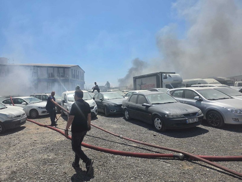 Kocaeli’deki ot yangınında alevler yediemin otoparkına sıçradı