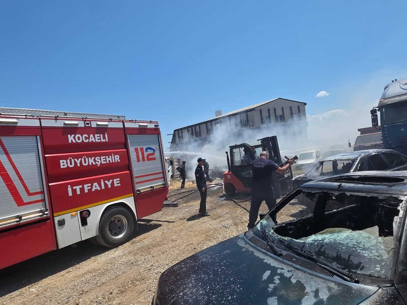 Kocaeli’deki ot yangınında alevler yediemin otoparkına sıçradı