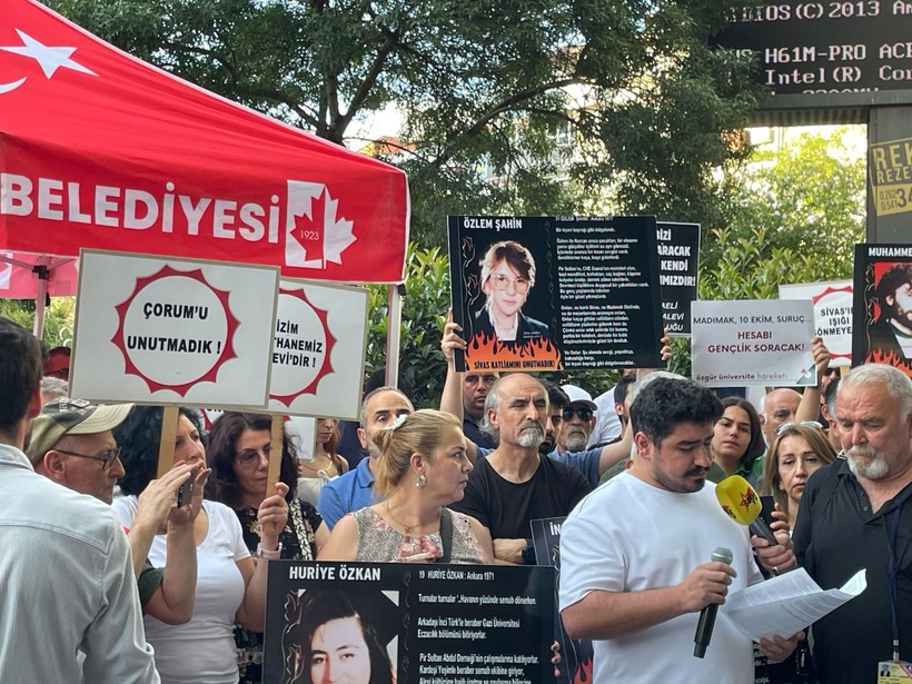 Sivas’ta katledilenler için İzmit’te yürüyüş ve anma