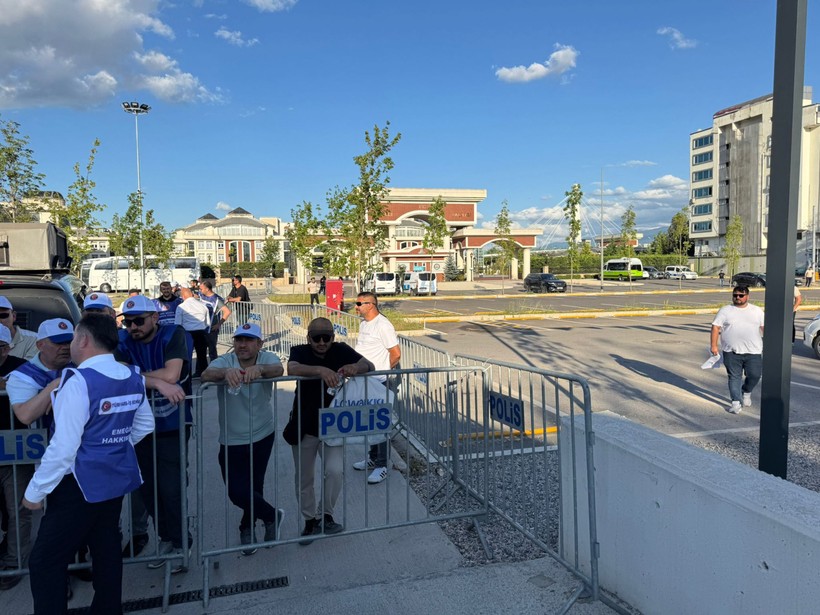 Polis barikat kurdu: Yüzlerce işçi AKP önünde