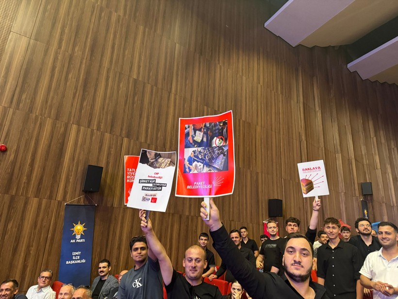 Üye rekoru kıran başkandan şov: AKP’de İmamoğlu ve Büyükakın’lı jammer pankartı