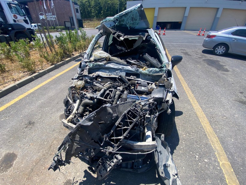 Kocaeli’de kamyon devrildi, otomobil hurdaya döndü