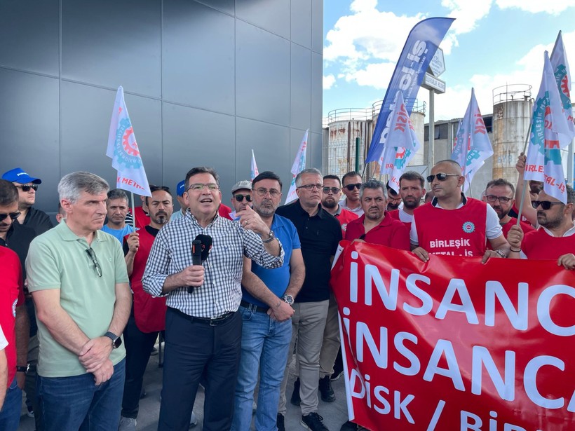 Sendikalar omuz omuza. GÜBRETAŞ grevine DİSK’li genel başkan desteği