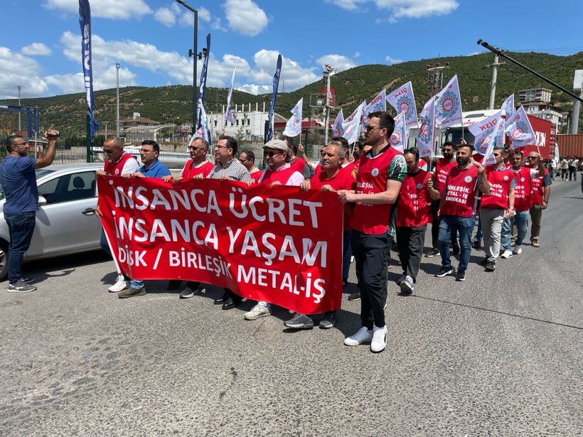 Sendikalar omuz omuza. GÜBRETAŞ grevine DİSK’li genel başkan desteği