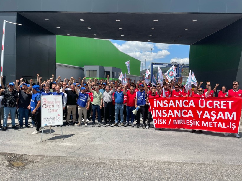 Sendikalar omuz omuza. GÜBRETAŞ grevine DİSK’li genel başkan desteği