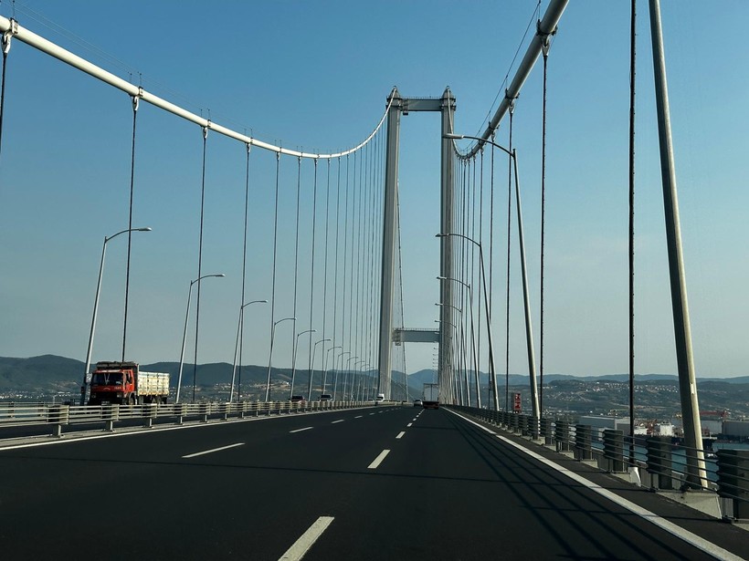 Bir ayağı Kocaeli’de olan asmalı köprüden güzel kareler