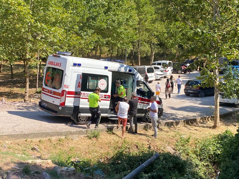 Derince’de aracını park etmek isterken 7 metrelik kanala düştü