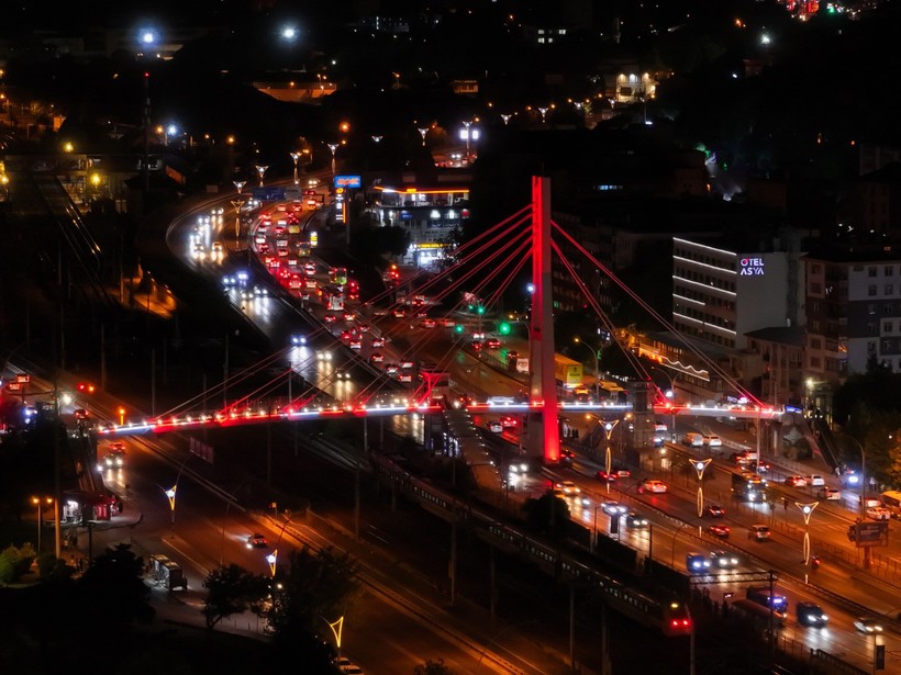 Kocaeli kırmızı beyaza büründü