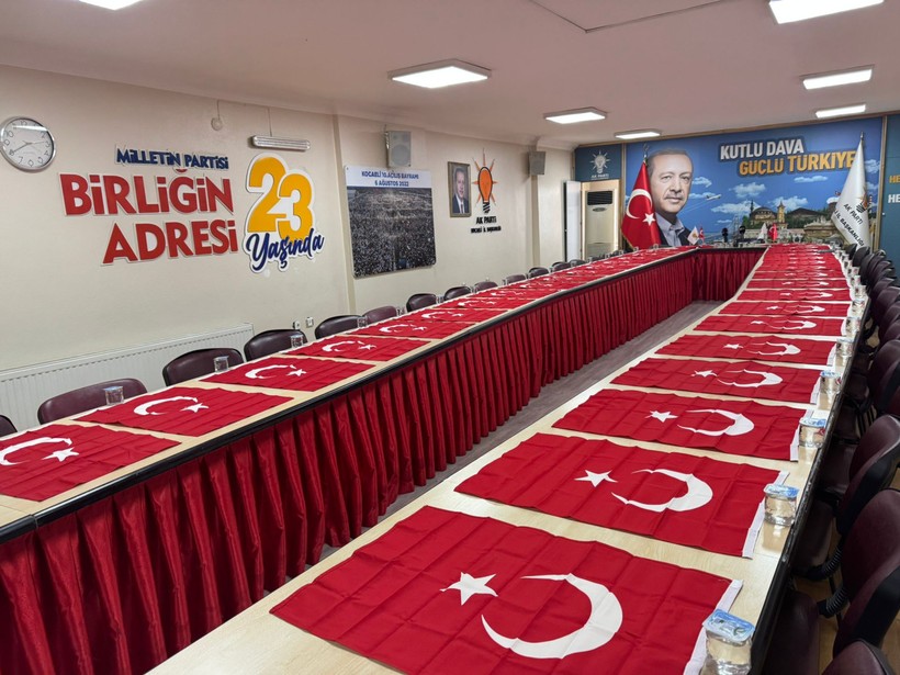 AKP Kocaeli’den bir Türk bayrağı hamlesi daha