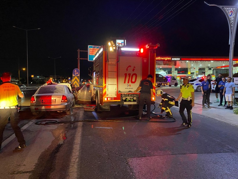 Kocaeli’de otomobil bariyerlere saplandı! Sürücünün burnu bile kanamadı