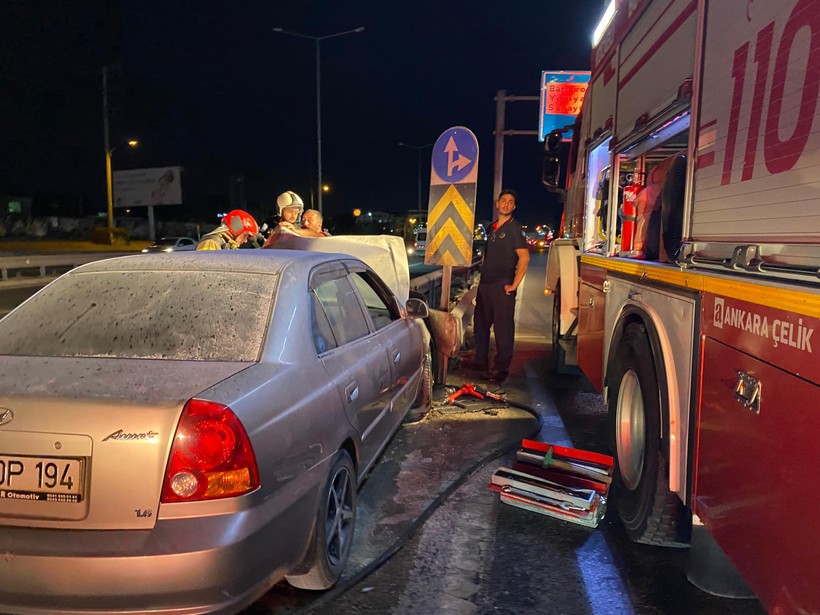 Kocaeli’de otomobil bariyerlere saplandı! Sürücünün burnu bile kanamadı