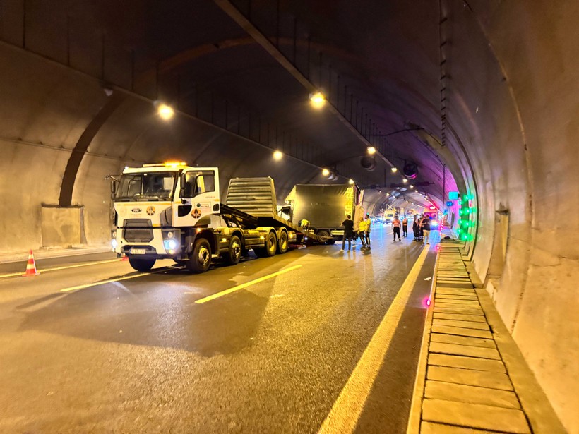 Kocaeli'de T-2 Tüneli'nde kamyonet devrildi! 3 şerit trafiğe kapatıldı