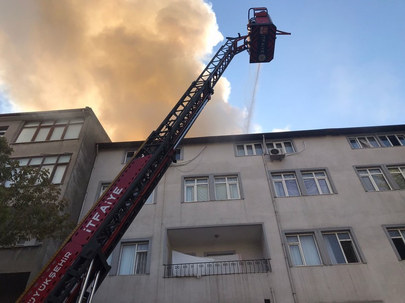 İzmit’te çatı katında korkutan yangın: 2 Kişi mahsur kaldı!